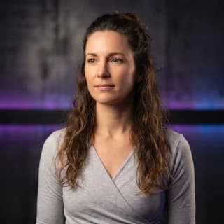 Julia R. — Yoga-Instruktorin mit 40+ Mitglieder