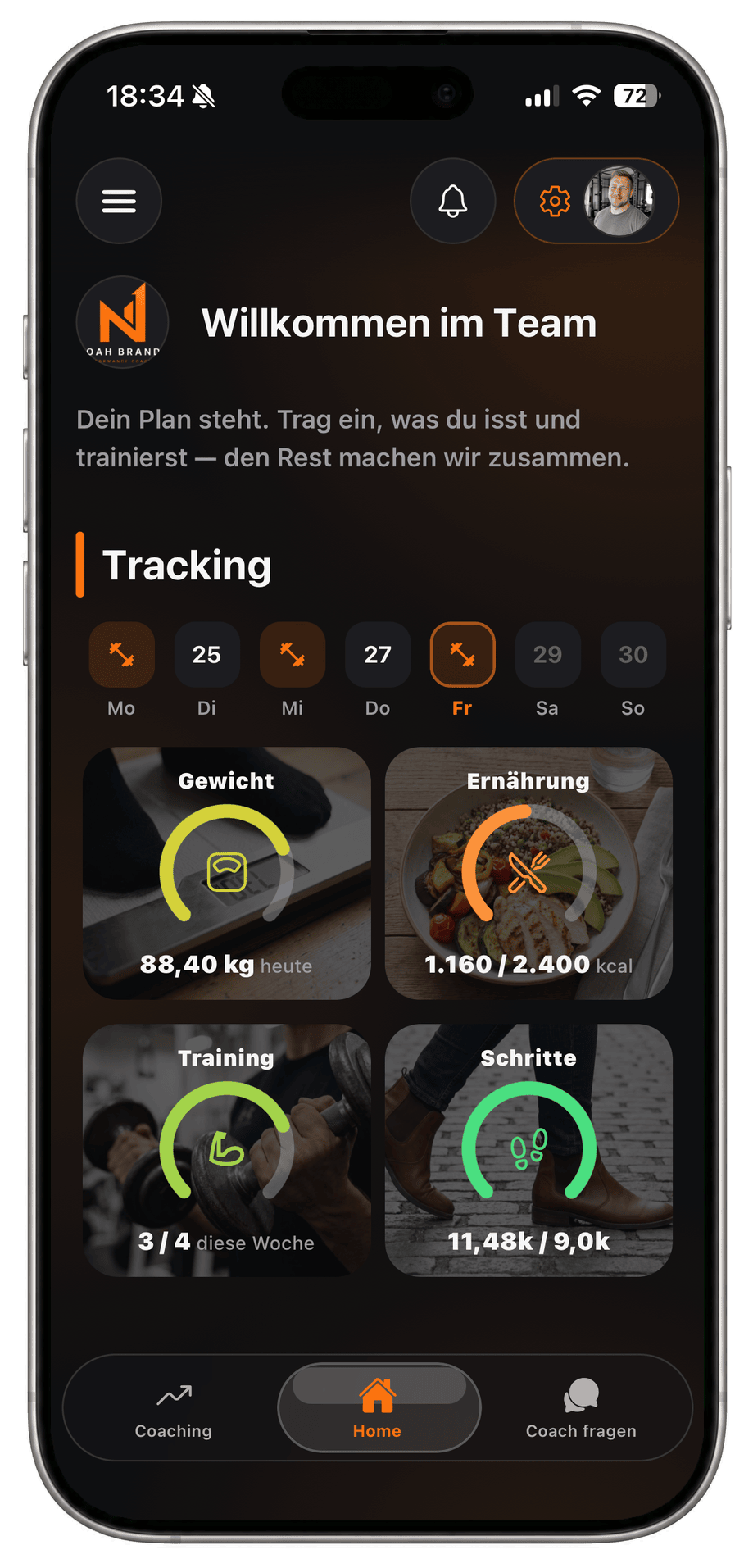 Athleten-App unter der Marke des Coaches: Wochenübersicht mit Gewicht, Ernährung, Training und Schritten